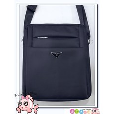 Smile Fish Shop 後三角鐵牌 直立式超輕 Ａ4 加大版 男用休閒側背包，大容量設計，輕便舒適，多隔層收納, 黑色(防水尼龍), 黑色