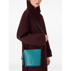 훌라 록시 참 레더 버킷 백