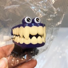 伍拾錢 發條跳跳牙齒 發條玩具 發條牙齒玩具 整人 樂趣 送禮 搞怪 搞笑, 紫色（尖牙）, 1個