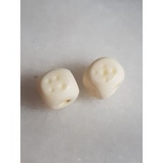 天然鹿骨骰子四方珠（單顆）桌遊配件，獨特造型，手感溫潤，提升遊戲樂趣, 1個