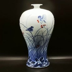 陶瓷梅瓶 名家手繪青花 裝飾擺件, 如圖所示