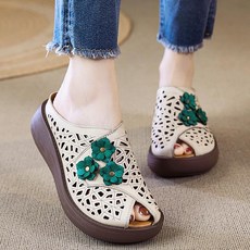 ROYALBELLE 여성 두툼한창 높이굽 편안한 착용감 플라워장식 오픈토 슬립온 스타일 슬리퍼 D0072806