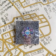 小巴趴趴造 現貨！村上隆花花徽章別針 kaikai kiki 徽章 熊貓人 村上隆徽章 彩色 黑白色, 1個, 徽章_白彩小花(銀卡)026