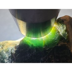 瓜地馬拉七彩翡翠原石 脫砂發黑 冰種料 賭石 牌子戒面 309g, 1個