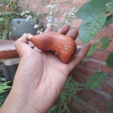 手工黃花梨小鯨魚彈弓 把玩多用途彈弓 高檔口袋弓 精選木材 手工打造 舒適握感, 1個, 手工黃花梨小鯨魚彈弓快壓免綁戶外把玩多用