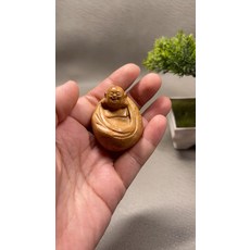 彌勒佛手把件 太行崖柏紅油, 如圖所示, 1個