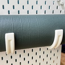 IKEA SKÅDIS 洞洞板瑜珈墊置放架 壁掛式收納 節省空間 簡約設計 穩固耐用 適用於瑜珈墊、毛巾等, 白, 1個