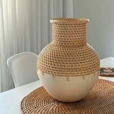 DecoDazzle 印尼手工藤編拼木花瓶 瑕疵出清，獨特居家裝飾，天然材質，簡約風格, 米白,高度約23cm