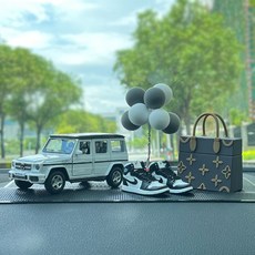 汽車擺件新款可愛模型中控臺裝飾 個性創意網紅車載車內輕奢品汽車裝飾大全, 白色車+包包+熊貓+氣球+墊, 1個