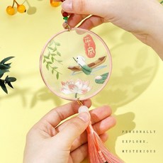 熱銷 刺繡手工diy材料包 自繡製作平安福禦守書簽掛件雙麵繡蘇繡送男友禮物, 玫紅色 雨荷平安-繃+禮盒, 1個