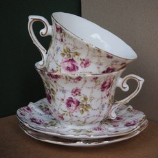 玫瑰世界 新骨瓷咖啡對杯 兩杯兩盤 杯盤組 下午茶 花茶杯 骨瓷杯 對杯禮盒 中秋禮盒 送禮甜點盤 英式咖啡杯送禮, 1套, White