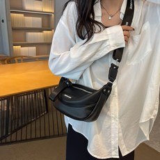 斜背包秋冬女新款時尚大容量隨身小包單肩包可調背帶通勤輕便軟皮, 黑色