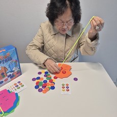 치매예방 놀이 부모님 선물 손운동 인지훈련 단추 실 끼우기 요양원 교구