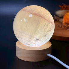 天然螢石球夜燈 6.7公分 絲質雪花彩虹光 附木質底座, 1個