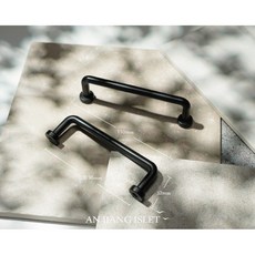 【健樂】現代北歐簡約復古工業風金屬把手 衣櫃櫥櫃抽屜門片五金把手 雅黑, 1個, 孔距96mm