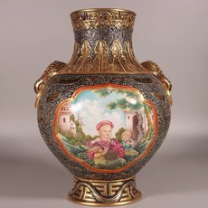 古銅彩雕刻描金開窗西洋人物獅耳尊, 如圖所示