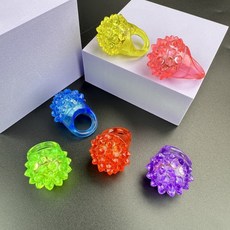 兒童發光戒指玩具：TPR軟膠LED草莓閃光星星戒指燈，派對小禮品首選, 透明軟膠戒指-草莓