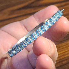 藍托帕石手鍊：天然水晶玉石手環，簡約設計，展現優雅品味，增添清新色彩。