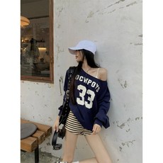 長袖T恤 美式復古露肩長袖字母印花斜肩衛衣女 女裝上衣百搭寬鬆上衣夏天圓領斜肩上衣