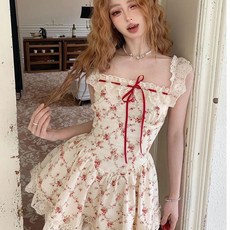 日系甜美森系蕾絲吊帶裙，少女感收腰碎花裙，小清新度假風公主連衣裙，舒適透氣面料，精緻蕾絲花邊，多場合適用