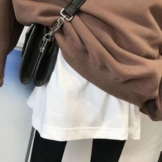 겨울 후드티 속치마 하얀색 미니스커트 엉덩이 가리는 레이어드 스타일 바지 헴 디자인