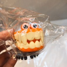 伍拾錢 發條跳跳牙齒 發條玩具 發條牙齒玩具 整人 樂趣 送禮 搞怪 搞笑, 橘色（尖牙）, 1個