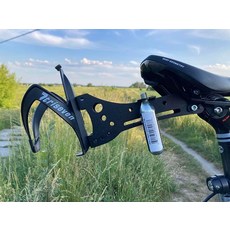 TRISE 라이즈ven 물병 2개와 CO2 카트리지 2개를 위한 긴 안장 케이지 홀더 - 음료 병용 자전거 컵 홀더 - 자전거에 적합 - 자전거 액세서리 - 물병 없음, TRISE 라이즈ven 물병 2개와 CO2 카트리지 2