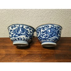 青花纏枝靈芝紋碗 兩只, 如圖所示