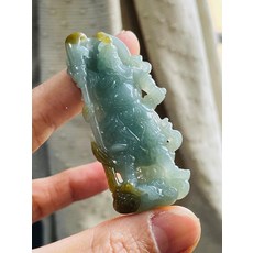 翡翠關公吊墜，守護平安、招財納福，展現英雄氣概與高雅品味, 天然A貨玉 冰潤晴藍俏金鏤空雕雙刀關公翡翠玉墜 膠潤色滿 俏色精細透雕工藝 雙刀斬煞除障礙, 1個