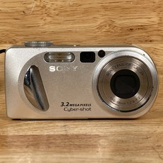 소니 사이버샷 DSC-P8 1.5인치 LCD 3.2MP 3배 광학 줌 디지털 카메라 (부품용)
