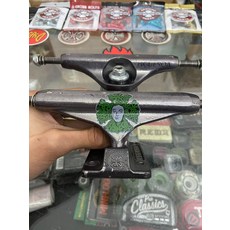 independent 因地 indy 滑板進口簽名款 雙空橋 尺寸139 pu基本無大磨損 整體成色很新 內有鐳射雕刻 底部標籤還在 正品保證, 如圖所示, 1個