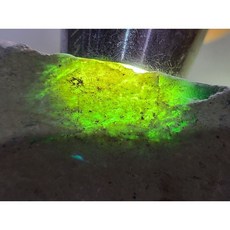瓜地馬拉七彩翡翠原石，脫砂發黑，可賭冰種牌子戒面，約140克, 1個