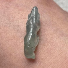 采禪手作-A1081-天然翡翠 鼠手牌 自然光(可綁手牌） 26.4*5.7*8.6mm, 1個