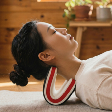 라이프엔라이크 넥스트레처 목 스트레칭 경추 마사지 기구 거북목 자세교정 목견인 스트레처, 블랙화이트, 1개