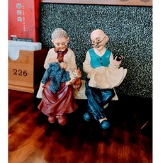 搖椅老公老婆對組 織毛衣 下象棋 包水餃 老公背老婆 看報紙 滑平板, 6, 1個