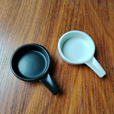 臺南出貨 高顔值陶瓷蠟燭托 茶道配件 蠟燭托盤燭臺陶瓷小碟子帶把 黑白色 4 6, 吉祥2個 : 一黑一白
