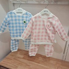아가방 초특가세일~ 면 100%~ 실내복인데 활동복으로 입기 좋은~ 체크 패턴의 포인트~~봄에 어울리는~ 연한 핑크 블루 컬러~ 실내복 겸 활동복~등원룩