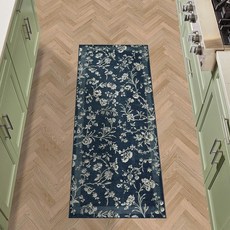 Laura Ashley Blue Aure 꽃무늬 세탁기 세탁 가능 및 미끄럼 방지 2피스 세트 - 66cm x 114.3cm(26인치 x 45인치) 액센트 러그 및 66cm x, 다크 네이비 아리아 꽃무늬 테두리