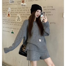 灰色針織短褲套裝，柔軟舒適，寬鬆顯瘦，休閒百搭