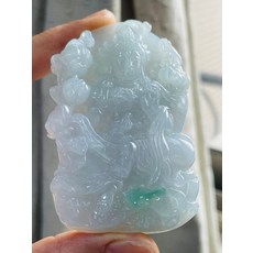 冰種藍綠白度母翡翠佛牌 精工雕刻觀音玉墜 晶潤厚裝 附台證 護佑平安吉祥, 天然A貨玉 冰種藍綠精工雕白度母翡翠佛牌 晶潤滿底色 一抹冰綠點翠增彩 厚裝牌型 法像精開 腳掌開眼 附台證, 1個