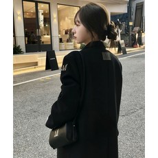 무센트 MUCENT 소엘 메탈로고 퀼팅 누빔 더블 코트