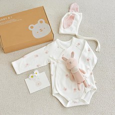BABY&I 嬰幼兒新生兒連身衣 + 動物耳朵帽 + 安撫搖鈴玩偶禮盒組