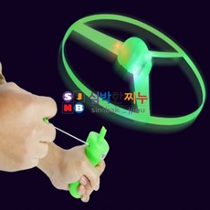 심박한찌누 손으로 당겨 날리는 LED 플라잉 디스크 장난감 비행디스크, 1개, 랜덤