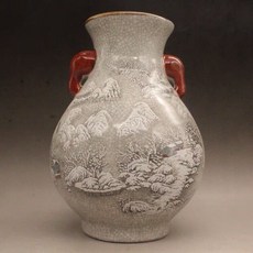 粉彩雪景雙耳尊瓶, 如圖所示