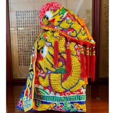 手工跳紗紅色龍袍附奉帽，適用廣澤尊王、媽祖等神明，金龍圖案精緻，增添神明威儀，祈求闔家平安。