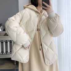 여성 초경량 패딩 자켓 점퍼 숏 퀼팅 디자인 편안 착용감 소매 밑단 얇은 간절기 봄 가을 필수 아이템 간편한 보온 데일리룩