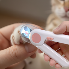 이나앤코 잘보이는 LED 조명 반려동물 발톱깎이, 1개, 핑크