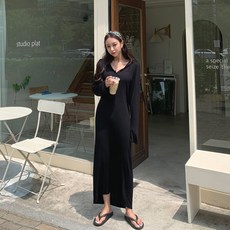 THERE SHE IS adiph 連帽長裙, 黑色的