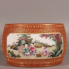 琺瑯彩礬紅描金雕刻嬰戲水洗, 如圖所示
