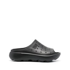 어그 슬라이드 잇 엠보스드 로고 샌들